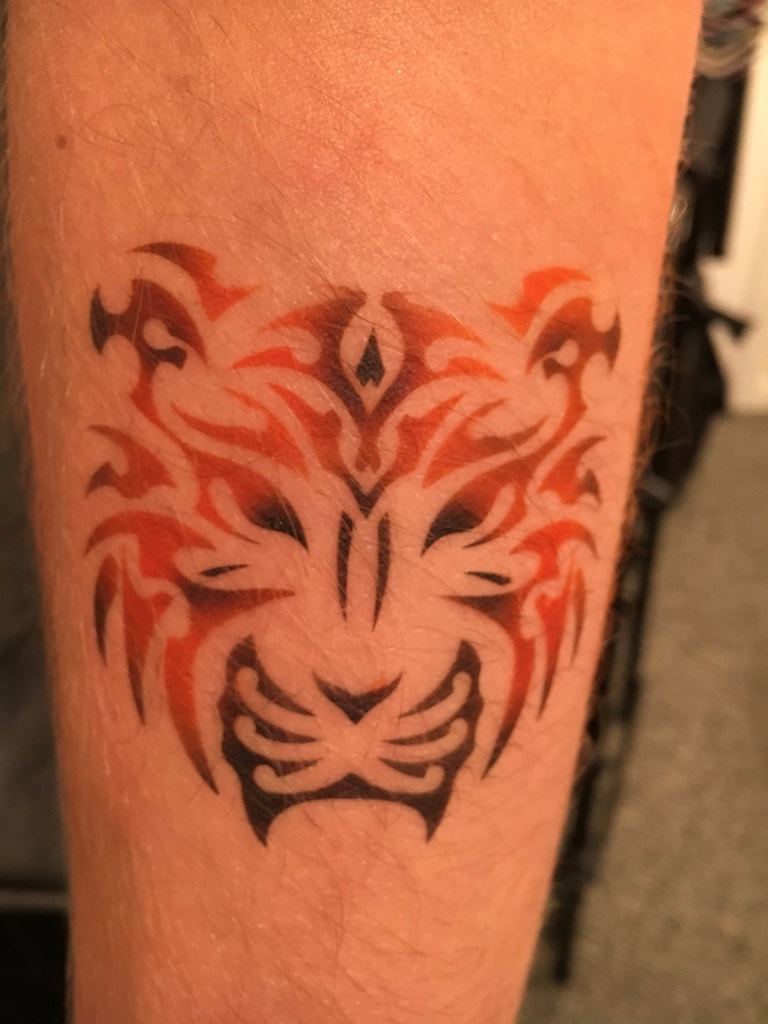 Airbrush barbed wire tattoo